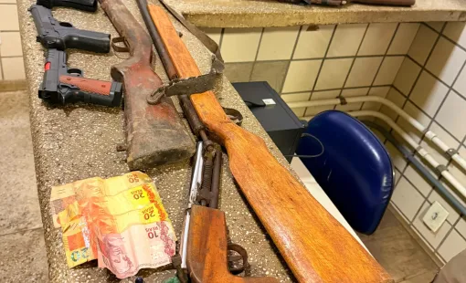 PMBA apreende 07 armas de fabricação artesanal, simulacros e entorpecentes em Alcobaça