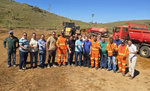 Prefeito Bemtivi acompanha obra da BA-290 que vai ligar Itanhém a Minas Gerais
