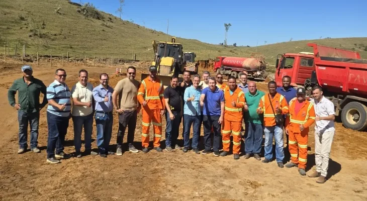 Prefeito Bemtivi acompanha obra da BA-290 que vai ligar Itanhém a Minas Gerais