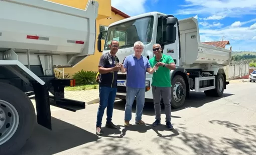 Prefeito Mildson Medeiros recebe mais dois caminhões caçambas, ampliando a infraestrutura de Itanhém