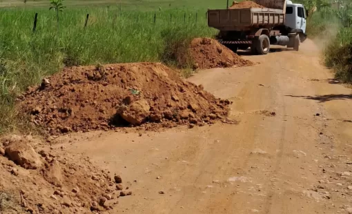 Veja vídeo  - Presidente da Câmara Paulinho Correia e prefeitura de Itanhém realizam parceria para cascalhamento da estrada que liga Itanhém à Comunidade dos Arrudas e dos Ferreira