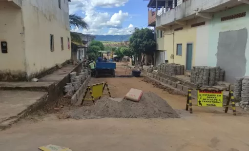 Prefeitura de Itanhém inicia pavimentação de rua no Bairro Grinaldo Medeiros