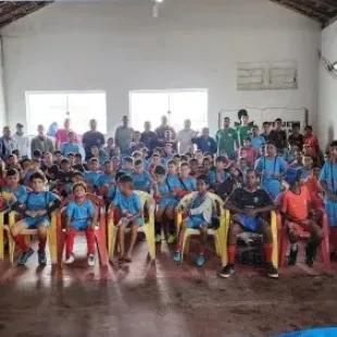 Projeto Resgate entrega 75 kits de materiais esportivos aos seus atletas em Itanhém