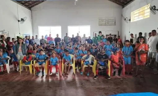 Projeto Resgate entrega 75 kits de materiais esportivos aos seus atletas em Itanhém