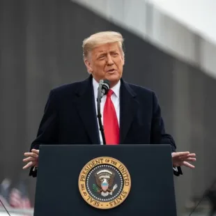 Trump assina ordem e impõe tarifaço de 50% ao Brasil; Bolsonaro é citado