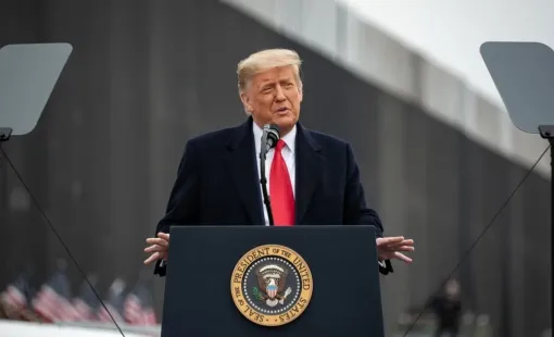 Trump assina ordem e impõe tarifaço de 50% ao Brasil; Bolsonaro é citado