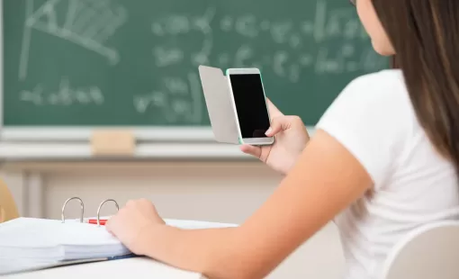 Uso de celular em sala de aula pode ser proibido na Bahia; entenda