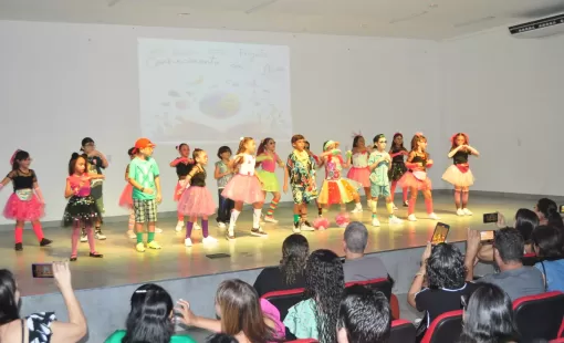 Veja Vídeo - Musical "Conhecimento em Ação" do Instituto Educacional Crescer Encanta os Presentes