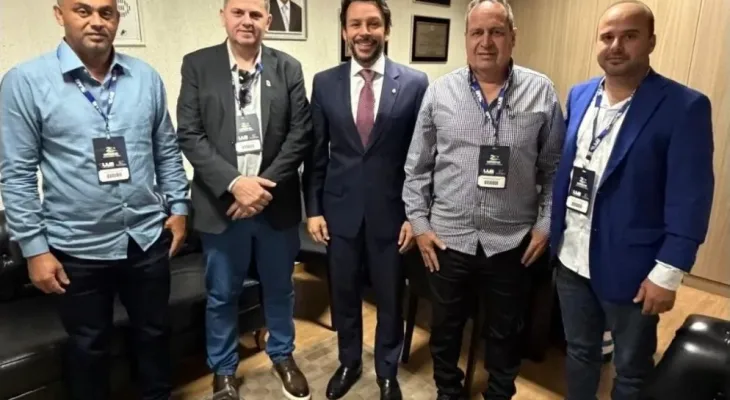 Vereadores articulam emenda parlamentar para Itanhém durante evento que participam em Brasília